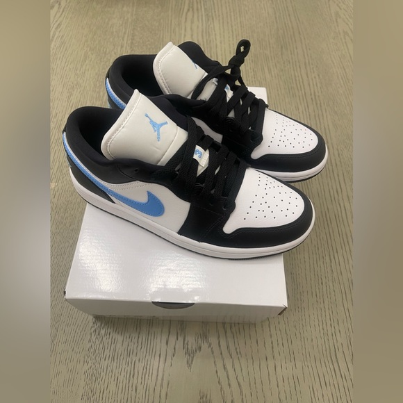 NEW AUTHENTIC WOMENS UNIVERSITY BLUE AIR JORDAN 1 LOW - Picture 3 of 4